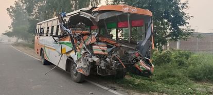 Tragic accident in Bhadohi bus collided with trailer one dead 18 people injured screams and cries ensued