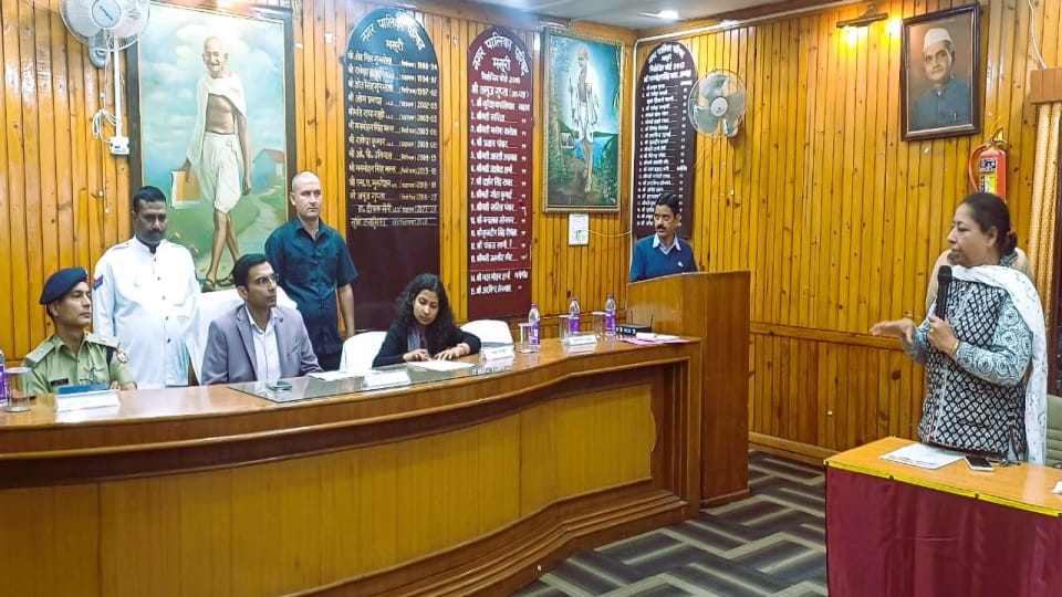 Dehradun DM Savin Bansal reached Mussoorie and inspected Mall Road also discussed starting shuttle service