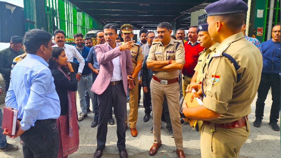 Dehradun DM Savin Bansal reached Mussoorie and inspected Mall Road also discussed starting shuttle service