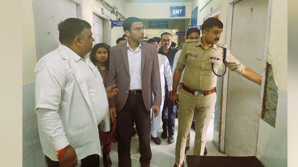 Dehradun DM Savin Bansal reached Mussoorie and inspected Mall Road also discussed starting shuttle service
