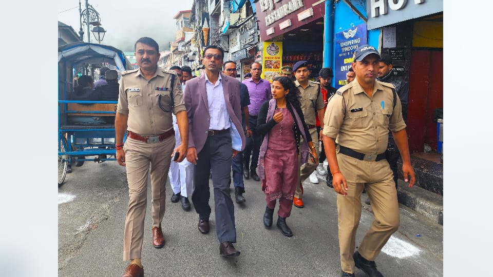 Dehradun DM Savin Bansal reached Mussoorie and inspected Mall Road also discussed starting shuttle service