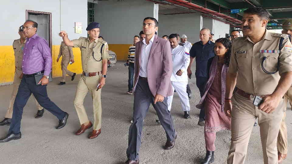 Dehradun DM Savin Bansal reached Mussoorie and inspected Mall Road also discussed starting shuttle service