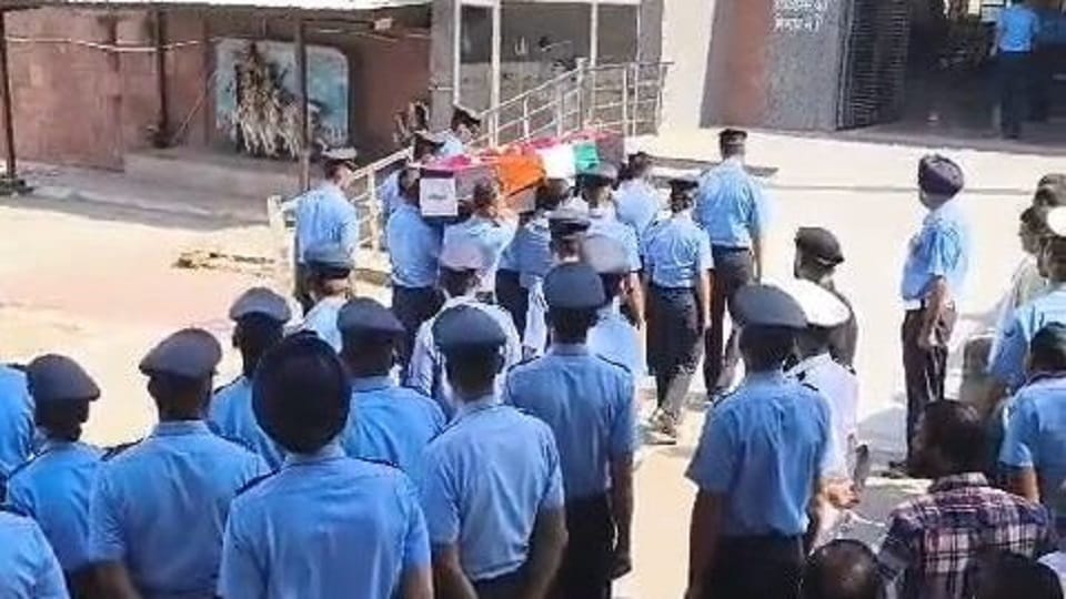 Air Force flight lieutenant committed suicide next day wife also committed suicide Last rites  in Agra