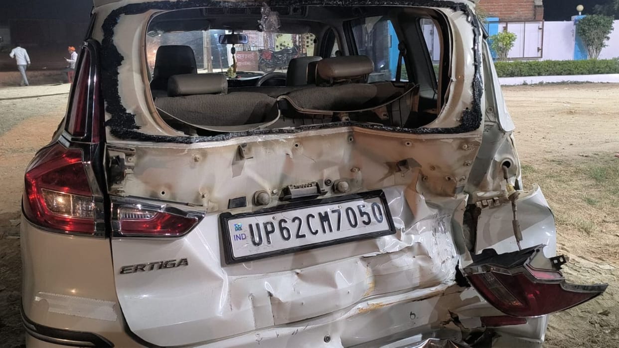 Road accident in Lakshapur screams on the spot half a dozen injured four wheeler damaged