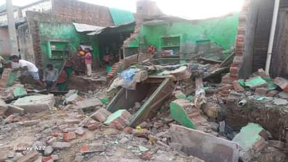 गांव हरीनगर छीतूपुर में नाला निर्माण के दौरान गिरा मकान