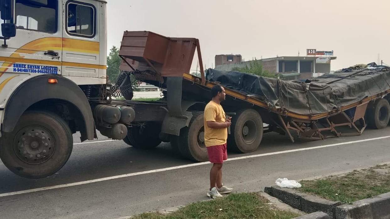 Tragic accident in Bhadohi bus collided with trailer one dead 18 people injured screams and cries ensued