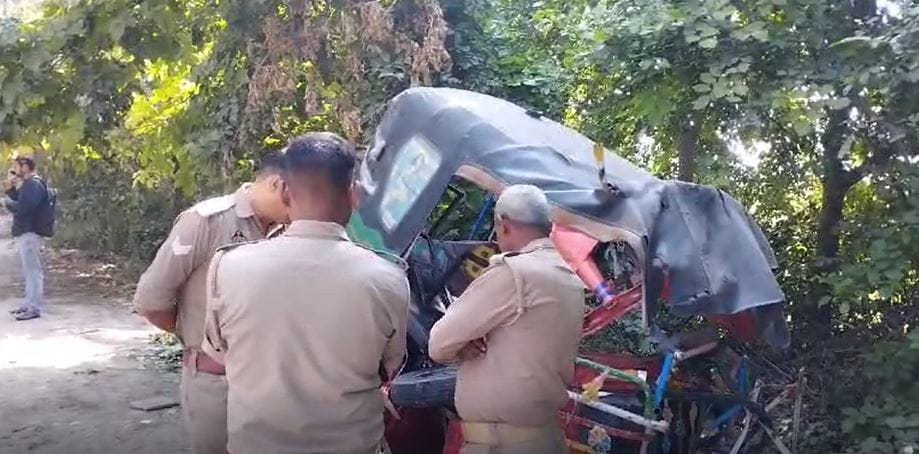 Electric bus and auto collide two dead one is in serious condition