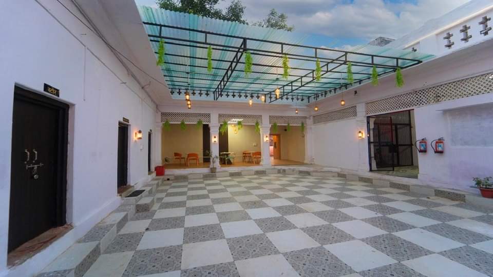 Agra Jagdishpura police station is giving competition to five star hotels