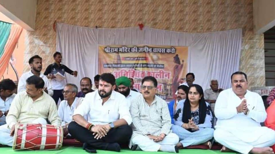 कांग्रेस का अनिश्चितकालीन धरना प्रदर्शन