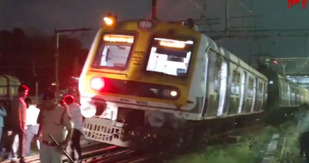 Suburban train derails at Mumbai's Kalyan station