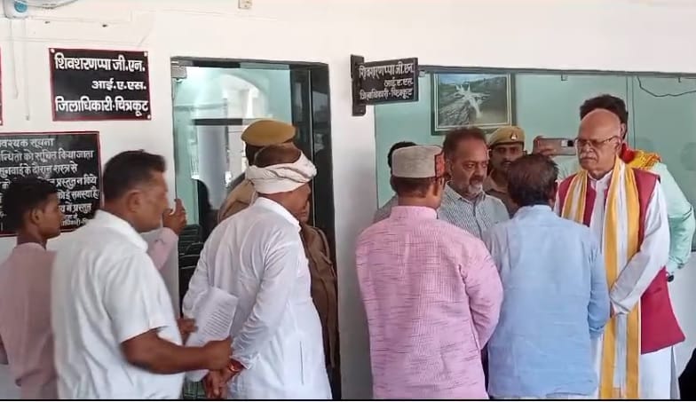 Farmers protest at the Collectorate, say Anna cattle are a threat to crops, they attack and injure people
