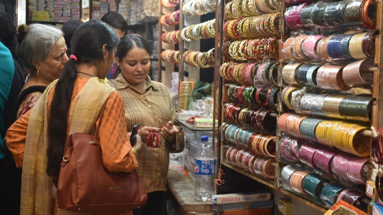 Karva Chauth 2024: Jammu markets buzz in preparation for Karva Chauth, see photos