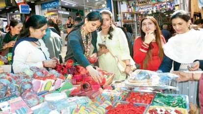 शिमला में  करवाचौथ के लिए खरीदारी करतीं महिलाएं।