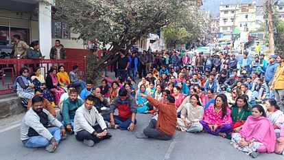 Nainital: नंदा देवी महोत्सव में कदली वृक्ष की पोस्ट पर अभद्र टिप्पणी पर बवाल, लोगों ने किया चक्का जाम Nainital News Ruckus over indecent comment on Kadli Vraksh post during Nanda Devi Festival