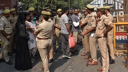 Kundarki By Election: नामांकन के पहले दिन सात दावेदारों ने लिए, सपा के पूर्व विधायक और कांग्रेस नेता भी शामिल Kundarki By Election: Seven candidates filed nomination first day, including former SP MLA and Congress leader