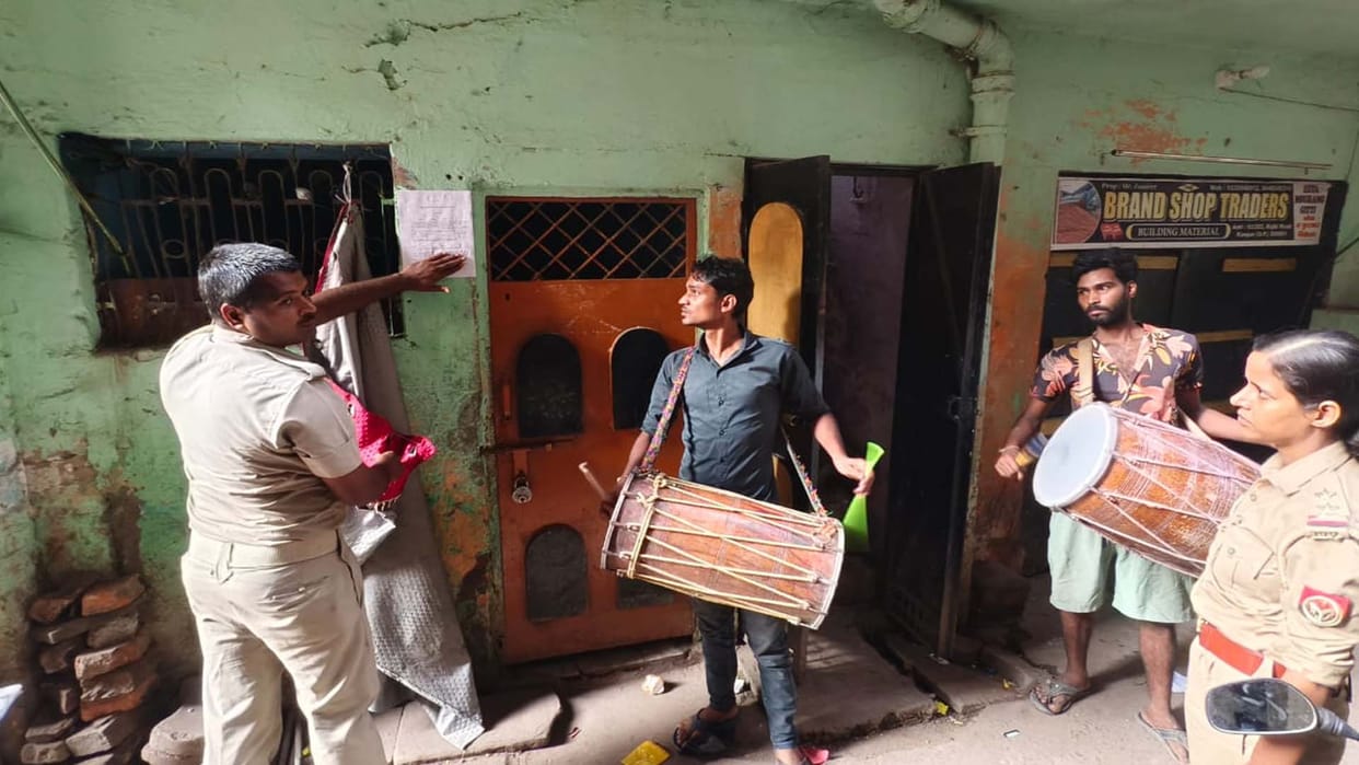 Kanpur: Announcement made at the house of Kamlesh Fighter gang's absconding miscreant Laffaz