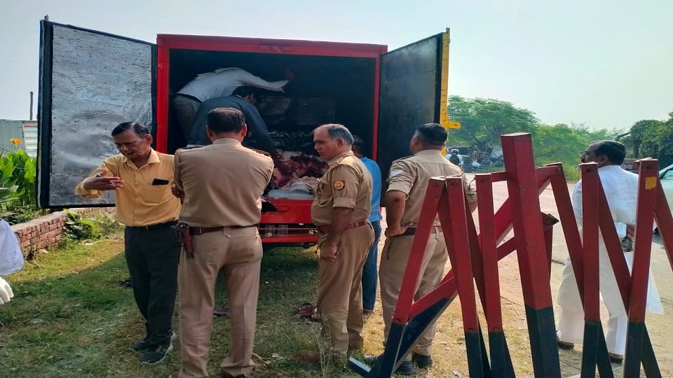 Bijnor people eating rotten meat... 3 carts caught, insects were crawling in smelly meat, 3800 kg destroyed