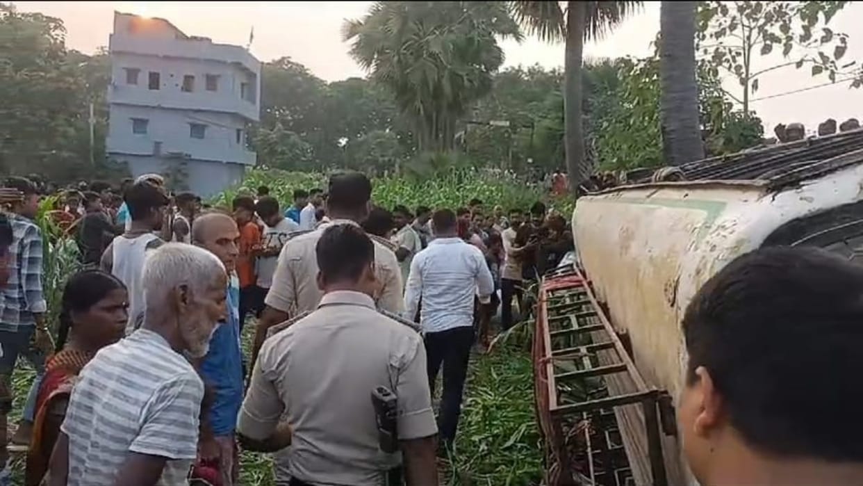 Nalanda News: Bus overturned in 10 feet deep pit, migrant labourers were going to Kanpur; driver was drunk