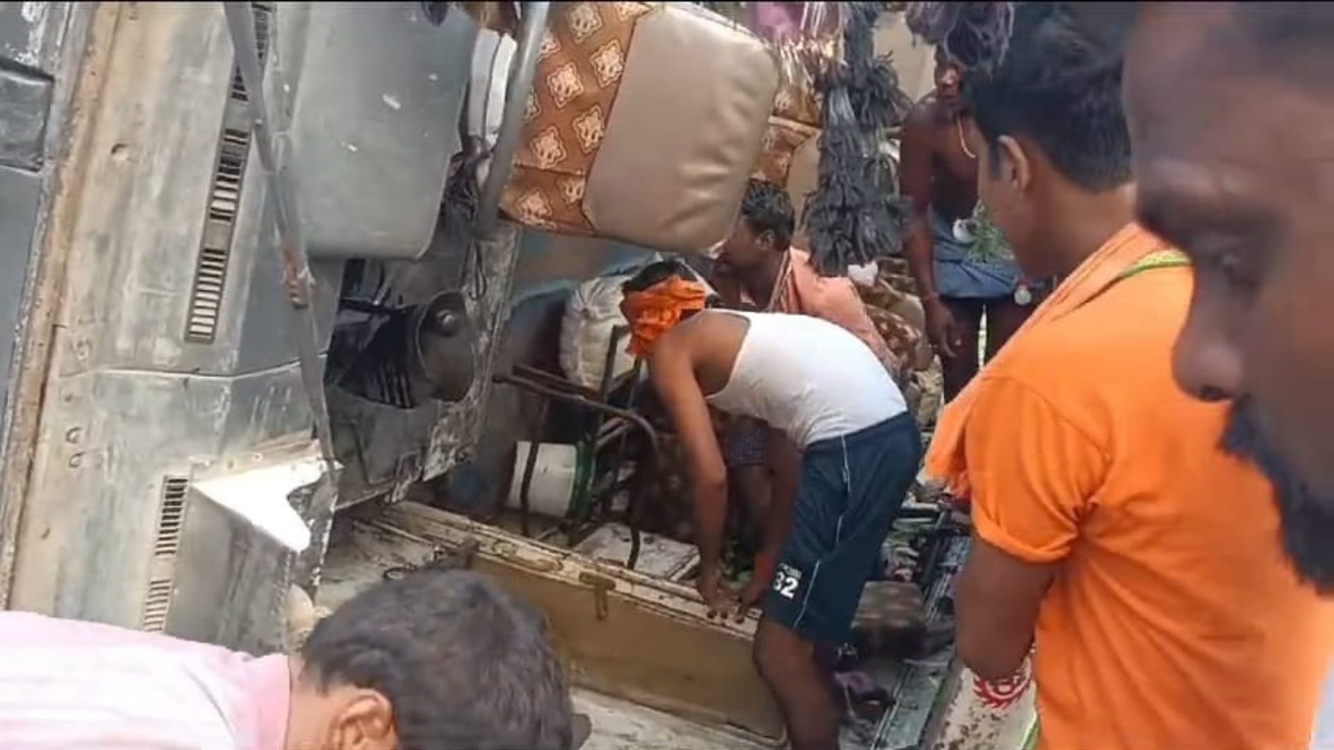 Nalanda News: Bus overturned in 10 feet deep pit, migrant labourers were going to Kanpur; driver was drunk