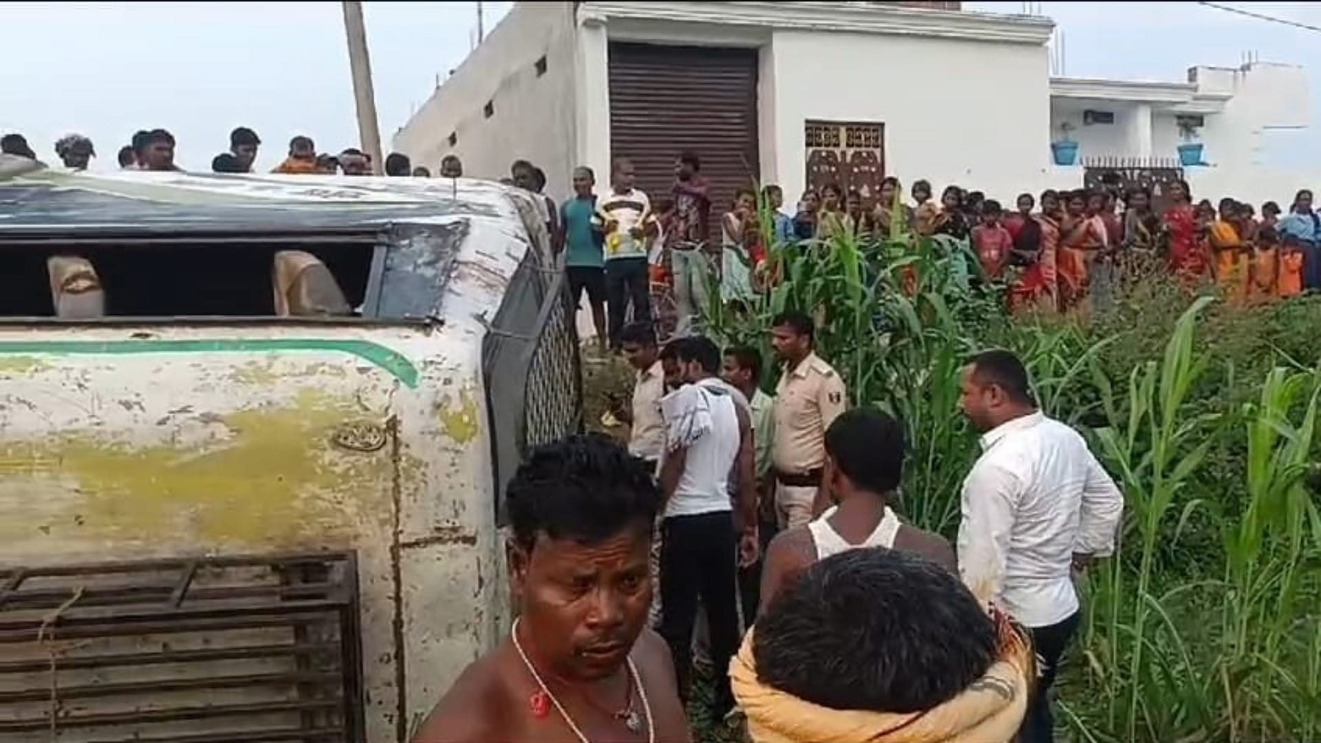 Nalanda News: Bus overturned in 10 feet deep pit, migrant labourers were going to Kanpur; driver was drunk