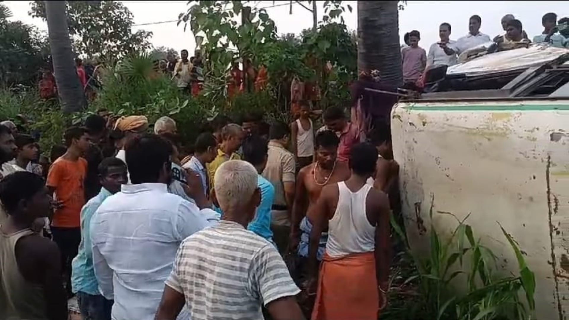 Nalanda News: Bus overturned in 10 feet deep pit, migrant labourers were going to Kanpur; driver was drunk