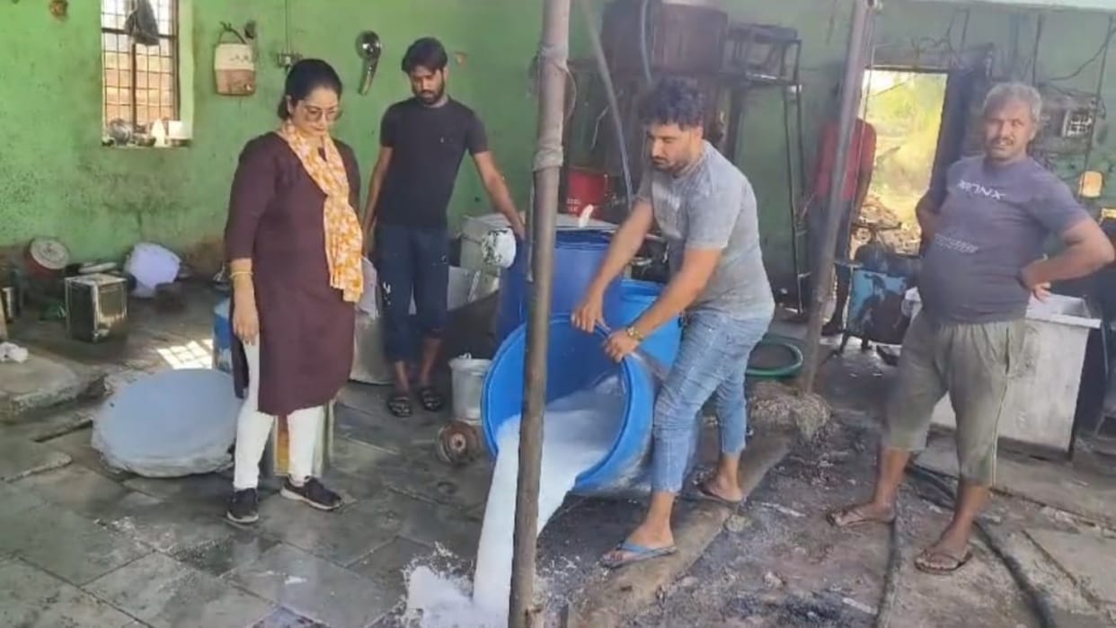 Alwar News: Food safety team seized 400 liters of synthetic milk and cheese, adulteration business is going on