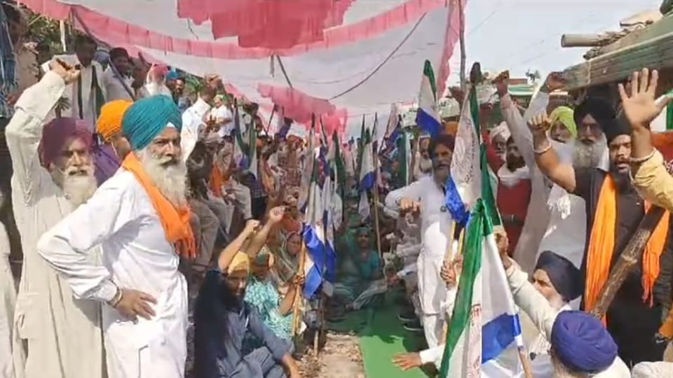 Farmers stopped trains Dharna on railway track in Kapurthala