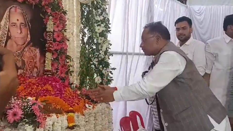 सीएम विष्णुदेव साय ने स्व. विमला देवी शर्मा को अर्पित की श्रद्धांजलि