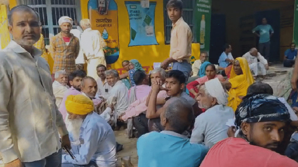 Farmers create ruckus on Atrauli Cooperative Society for not getting DAP