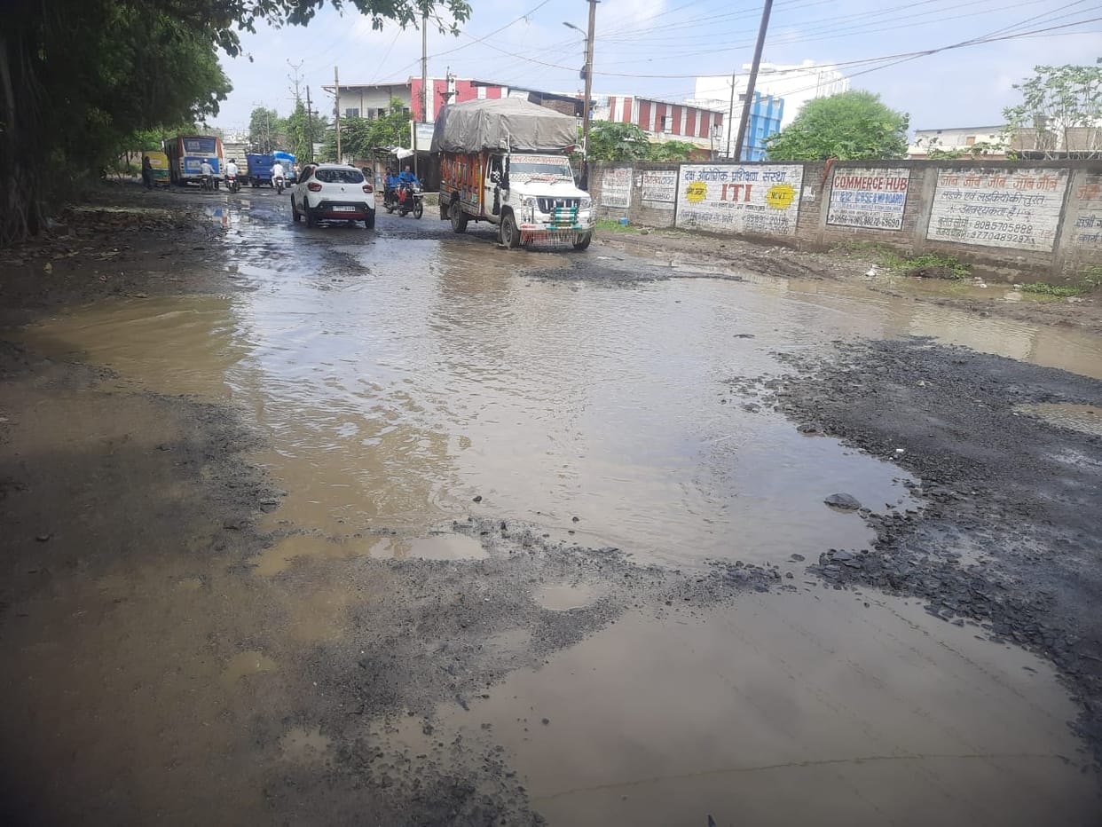 Indore: The issue of potholes in Indore was raised in the meeting, MIC member said - traffic is getting worse