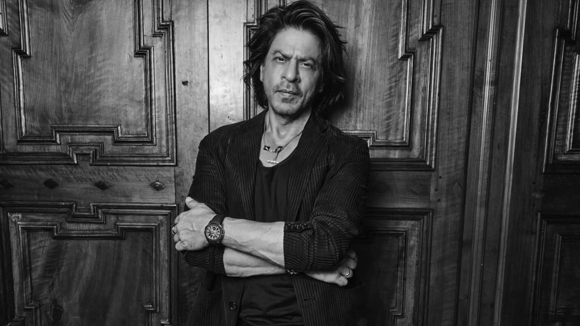 Shah Rukh Khan fulfilled the dream of his fan on his 59th birthday by meeting him Gives Rs 10 Thousand Cash