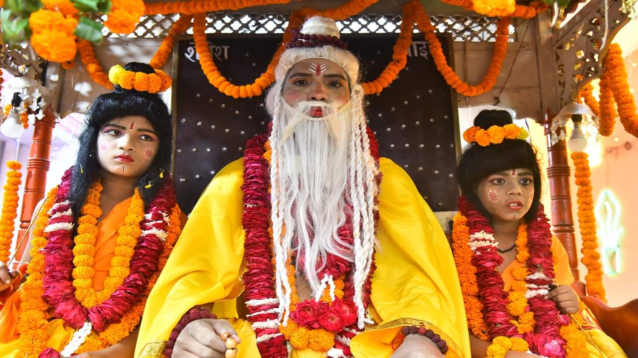 Maharishi Valmiki procession taken out with great pomp in Bareilly