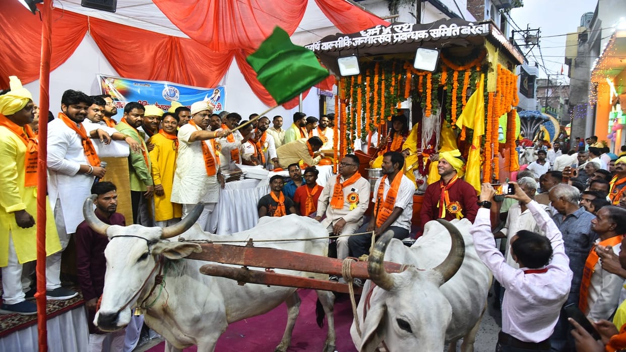 Maharishi Valmiki procession taken out with great pomp in Bareilly