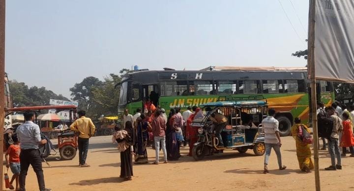 Smoke in bus created ruckus in Laharpur Kotwali in Sitapur.