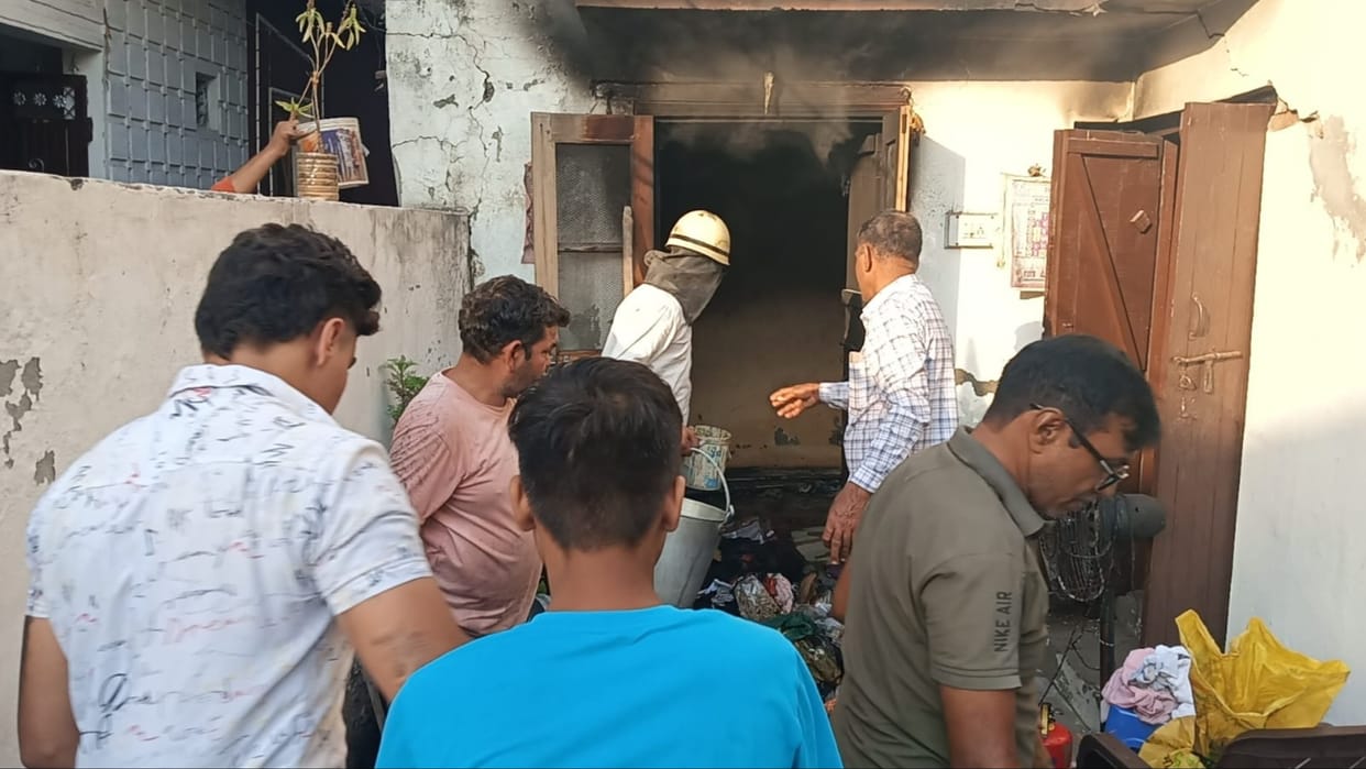 Jhajjar: Fire broke out due to short circuit in the refrigerator, household items burnt