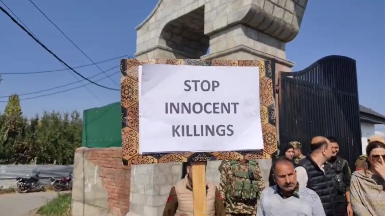Jammu Kashmir: Shopian enraged over the murder of Bihar labourer, students took out a rally, district administ
