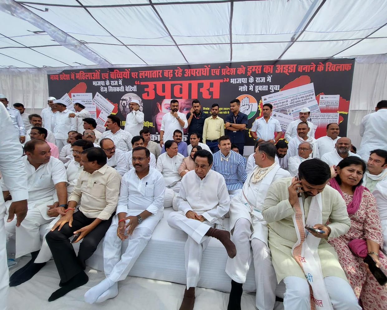 MP: Congress's mass fast begins over women's crime, a large number of leaders including Makmal Nath, Digvijay,