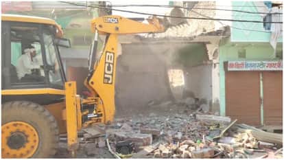 Explosion in house while making firecrackers in Morena MP Hindi News