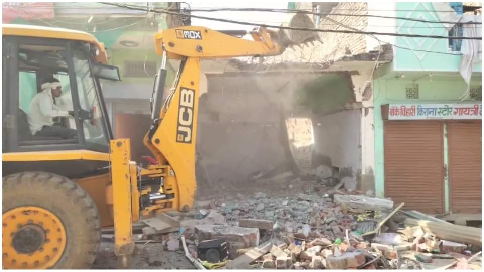 जेसीबी से हटाया जा रहा मलवा।