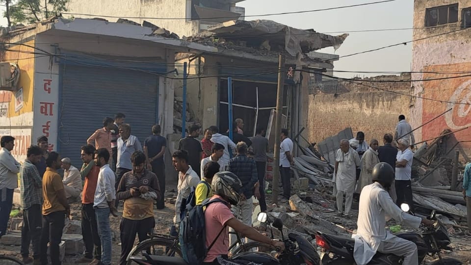 Faridabad News House collapsed due to cylinder explosion after gas leak four people including a couple died
