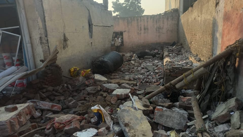 Faridabad News House collapsed due to cylinder explosion after gas leak four people including a couple died