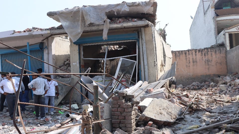 Faridabad News House collapsed due to cylinder explosion after gas leak four people including a couple died