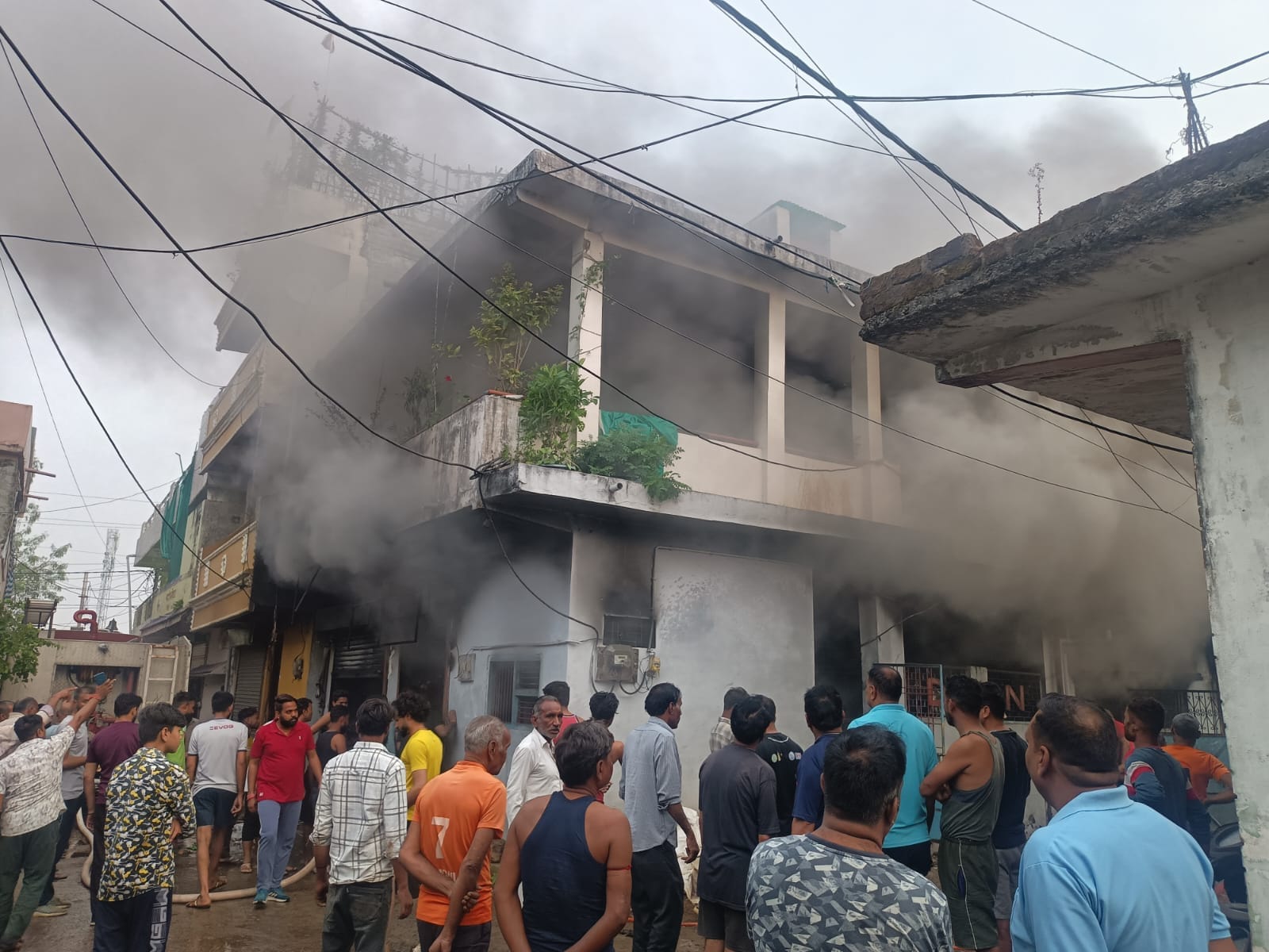 नमकीन कारखाने में लगी आग।