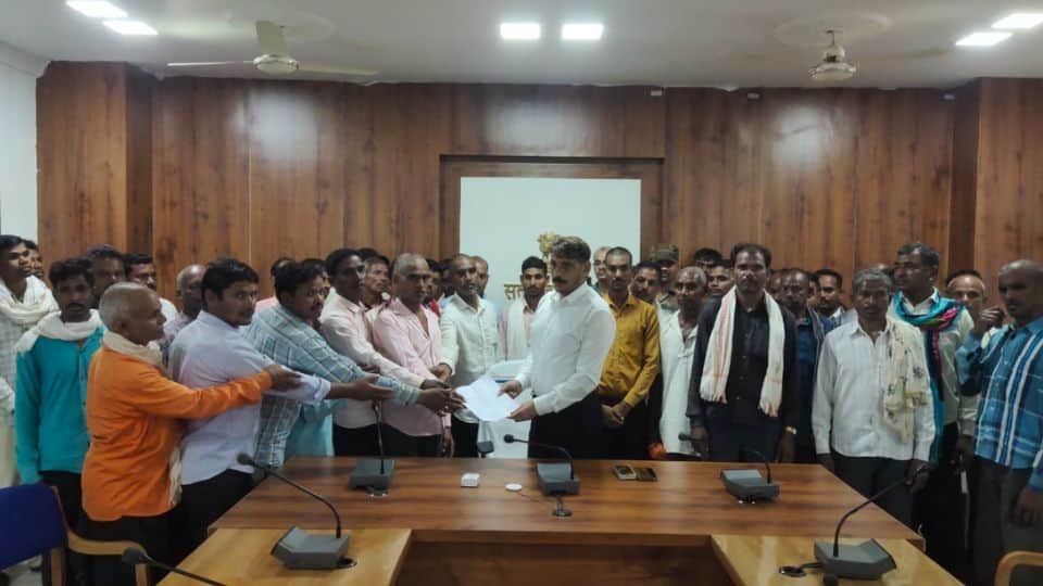 ग्रामीणों ने कलेक्टर को सौंपा ज्ञापन