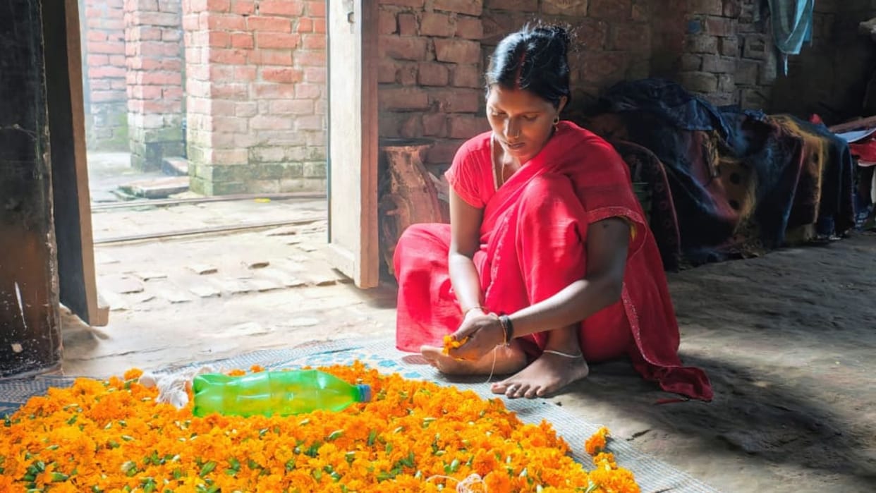 Daughters come help father farming in varanasi leg cut road accident story is inspiring
