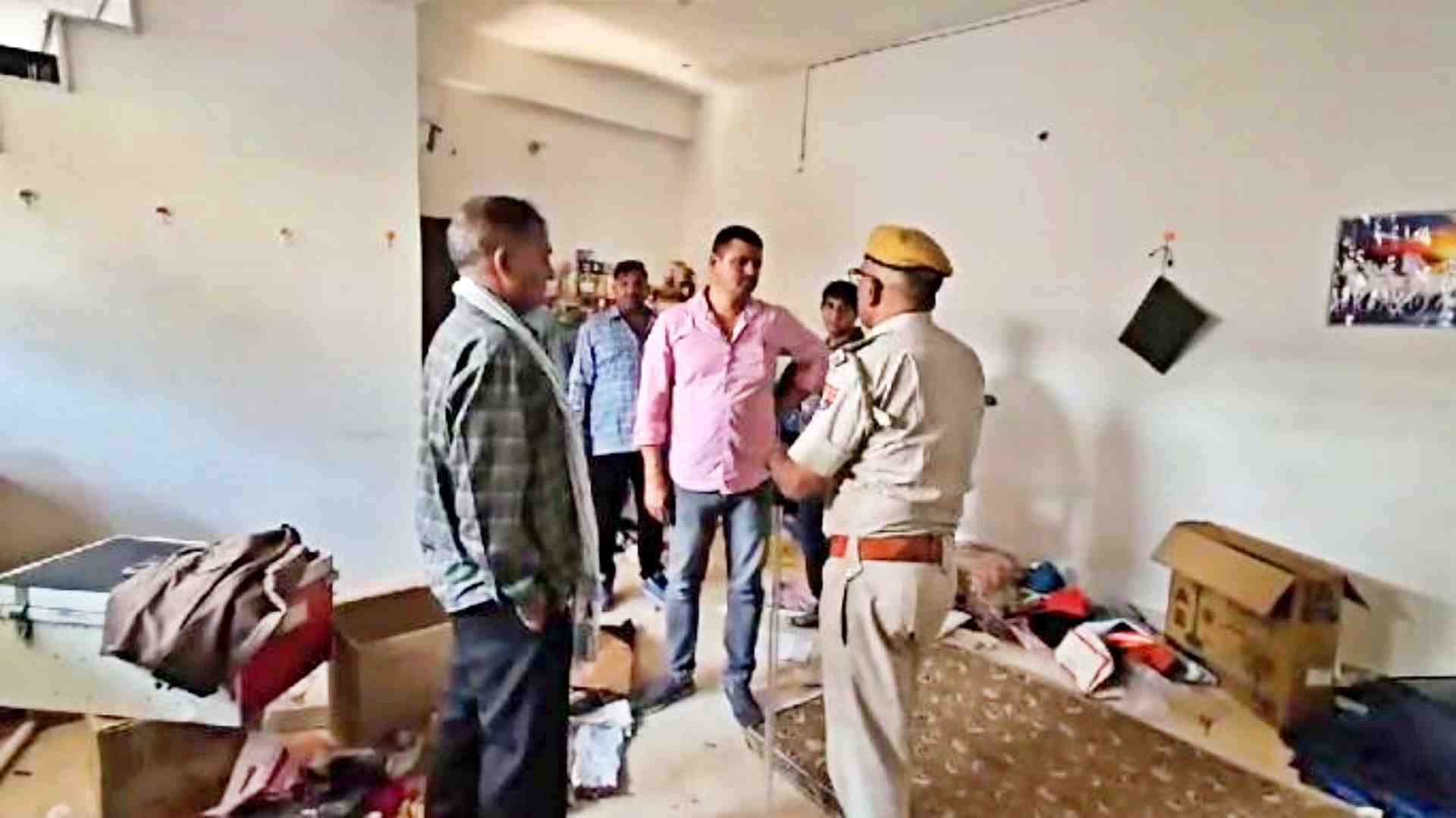घर पर कार्रवाई करती टीम।