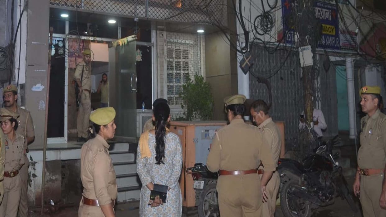 UP: Boyfriend kills girlfriend by slitting her throat on suspicion of love triangle