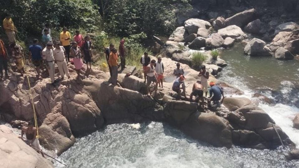 झरने में गिरने से जीजा-साले की मौत