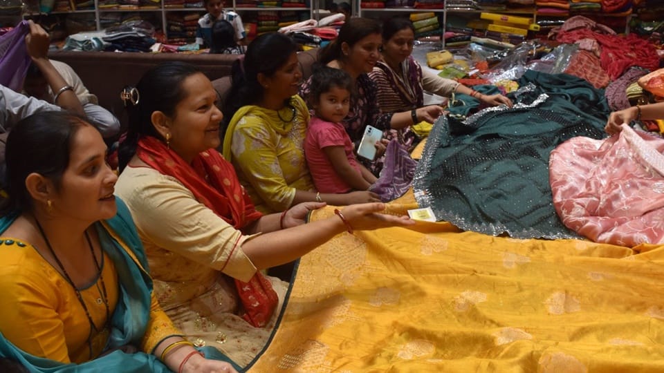 Karva Chauth: Markets are full life... women shop lot, moonrise will happen this time in Moradabad