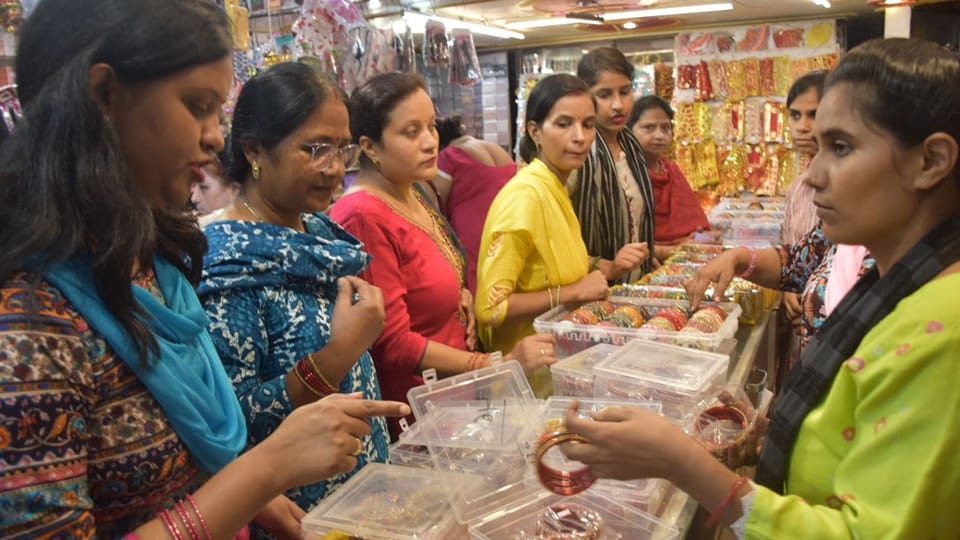 Karva Chauth: Markets are full life... women shop lot, moonrise will happen this time in Moradabad